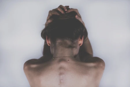 Frau in ruhiger therapeutischer oder beratender Situation